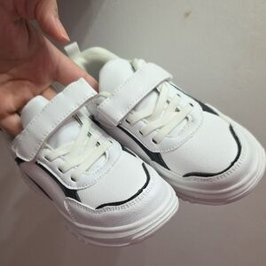 💚5/$20💚 Amazon Kids White Sneakers with Black Details